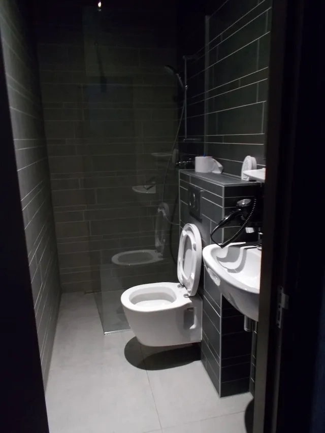 غرفة بسريرين منفصلين بحمام خاص، Urban City Centre Hostel 3/3