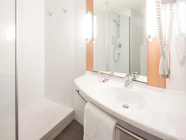 Room, 1 Double and 1 Single Bed, with Extra Bed, Ibis Barcelona Santa Coloma 5/7