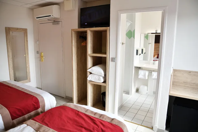 غرفة عائلية بسرير مزدوج وسريرين منفصلين، Hôtel du Bowling de Millau 6/10