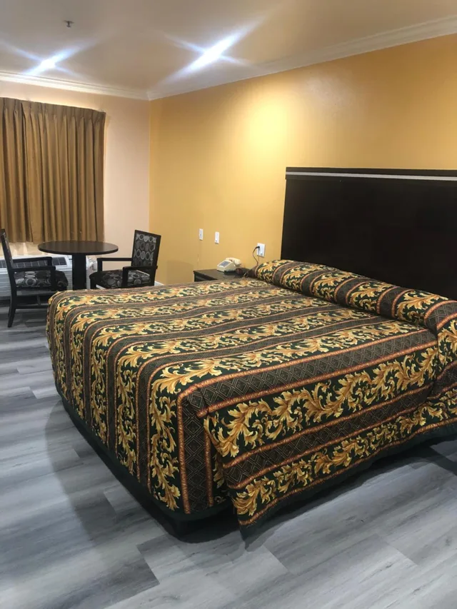 غرفة بسرير كينج، Economy Inn 3/6