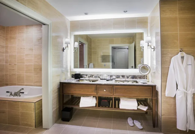Room, King Bed, The Edgewater 3/4