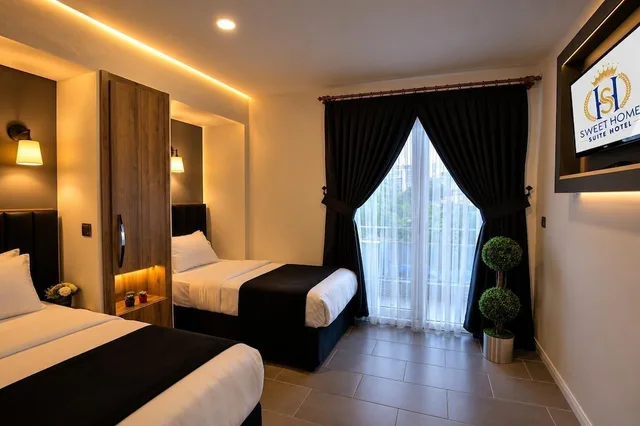 جناح كومفورت بسريرين منفصلين وسرير كينج بإطلالة على البحر بغرفتي نوم، Sweet Home Suite Hotel 4/9