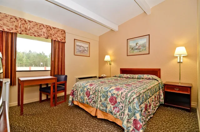 Room, Queen Bed, Smoking, Americas Best Value Inn Smithfield 1/4