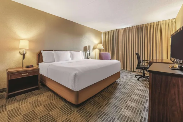 غرفة بسرير مزدوج، Ramada by Wyndham Fairfield NJ 2/3