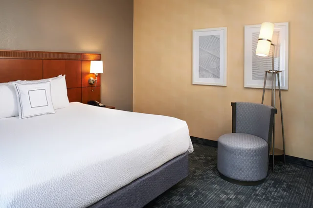 جناح بسرير كينج مع أريكة، Courtyard by Marriott Kansas City Overland Park/Metcalf, South of College Boulevard 2/5