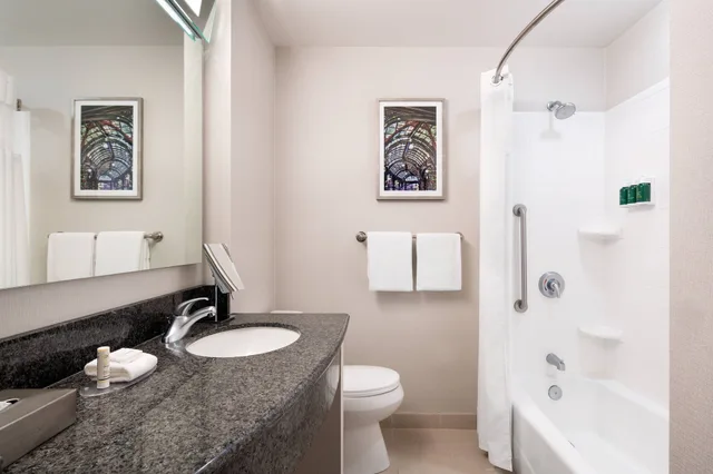 Suite, Double Bed, Courtyard Seattle Downtown Pioneer Square 3/5