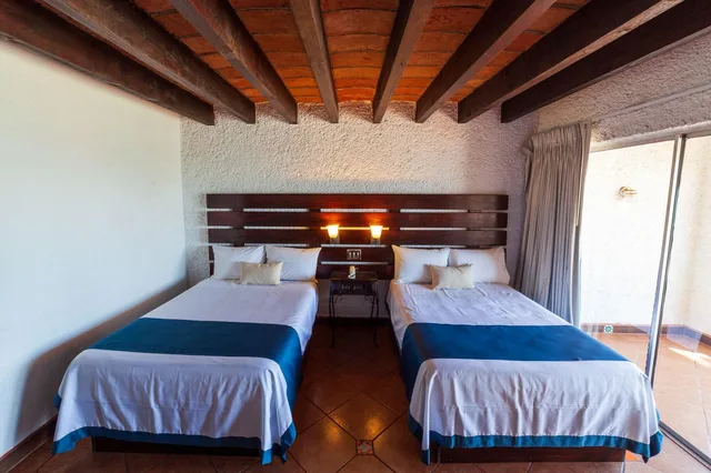 غرفة قياسية بسرير مزدوج بإطلالة على البحر، Las Rocas Resort Spa 2/5