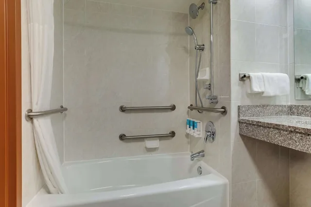 غرفة ديلوكس بسريرين كوين بحوض استحمام لذوي الإعاقة، Drury Inn and Suites Birmingham Lakeshore Drive 5/5
