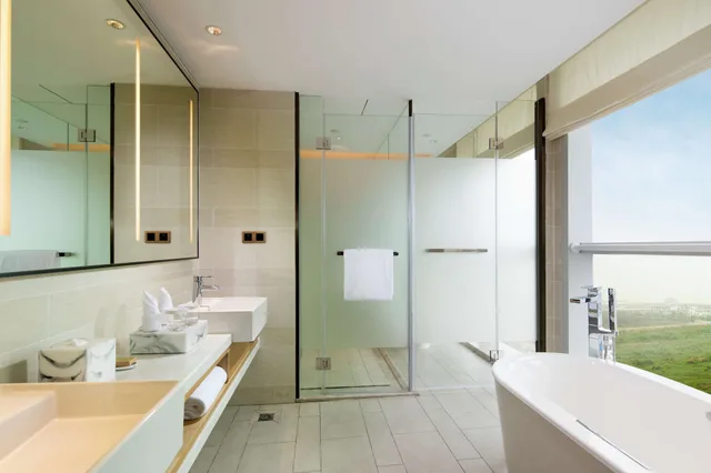 Premium, King Bed, with View, Hilton Garden Inn Zhuhai Hengqin 4/5