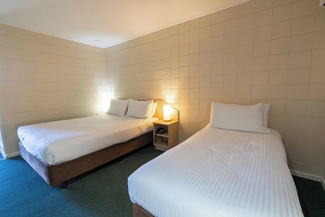 غرفة ثلاثية بسرير كوين وسرير فردي، Hospitality Inn Geraldton SureStay Collection by Best Western 2/9