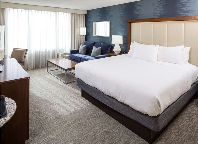 غرفة بسرير كينج بإطلالة على الفناء بشرفة، Doubletree By Hilton Hotel Boston-Andover 2/5