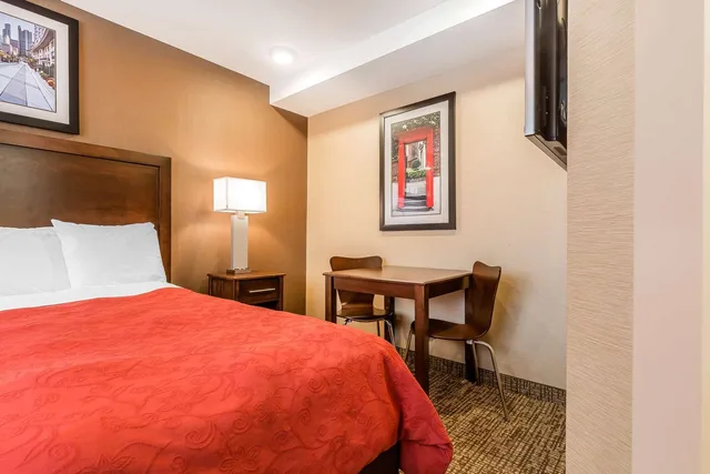 Room, King Bed, Rodeway Inn Chicago-Evanston 2/5