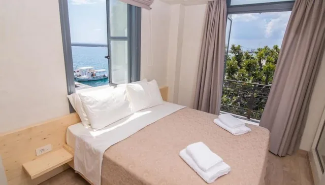 غرفة ديلوكس بسرير مزدوج بإطلالة على البحر بشرفة، Panellinion Luxury Rooms 1/2