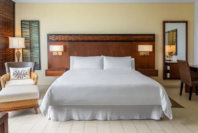 غرفة ديلوكس بسرير كينج بإطلالة على البحر بشرفة، The Westin Playa Bonita 3/6