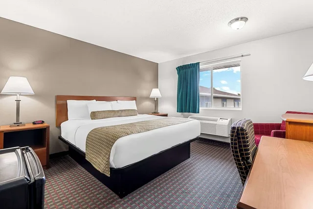 غرفة قياسية بسرير كينج، Rodeway Inn Rapid City SD 6/10