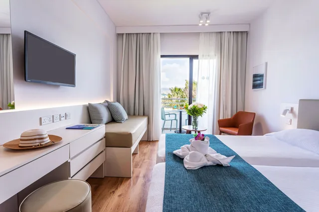 غرفة بسريرين منفصلين مع أريكة، Louis Phaethon Beach 6/10
