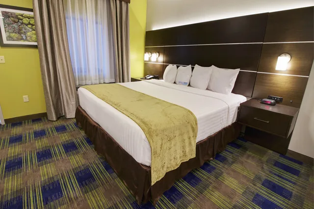 غرفة بسرير كينج، Days Inn & Suites by Wyndham Port Arthur 1/2