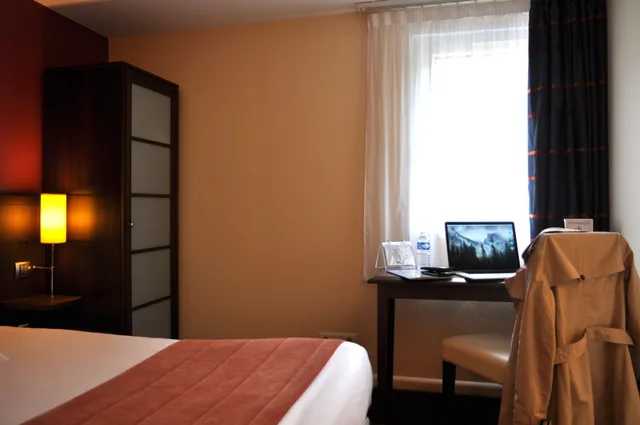 غرفة عائلية بسرير مزدوج وسريرين منفصلين، Hotel Kyriad Le Havre Nord Montivilliers 3/4