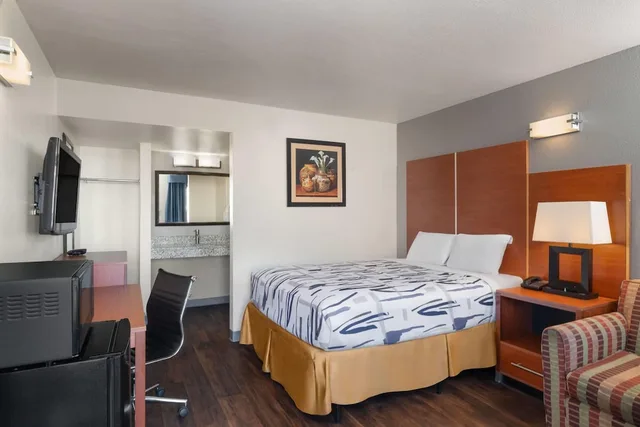 غرفة بسرير كوين، Travelodge by Wyndham Albuquerque West 2/9