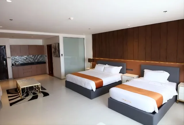 جناح، Solano Hotel 1/2