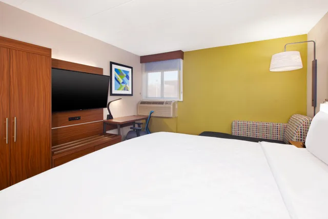 Room, King Bed, Holiday Inn Express Fairfax - Arlington Boulevard 2/7