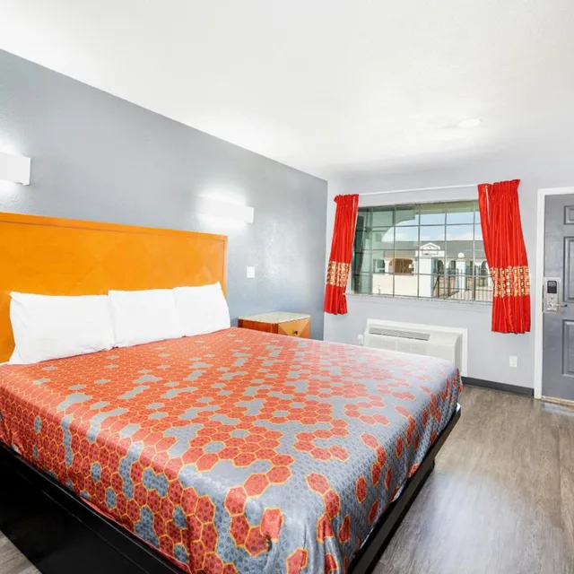غرفة بسرير كينج، Executive Inn of Hondo 1/10