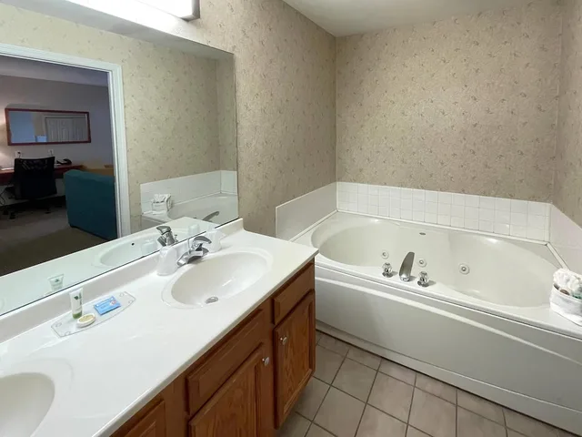 جناح بسرير كينج مع أريكة بحوض جاكوزي، Smart Suites, an Ascend Collection Hotel 8/10
