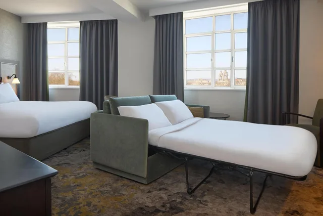 Junior Suite, King Bed, Sofa, Hilton Cardiff Hotel 3/4