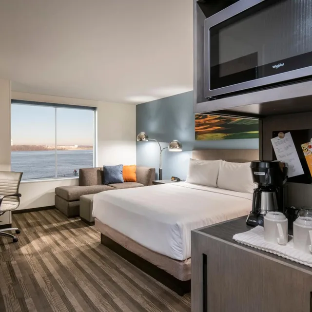 غرفة بسرير كينج بإطلالة على النهر، Hyatt House East Moline/Quad Cities 10/12