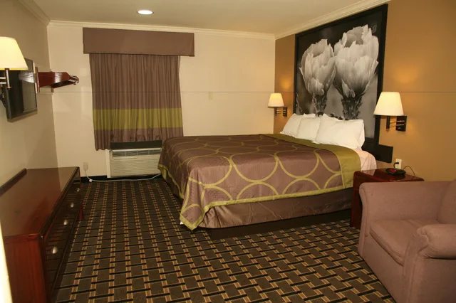 Room, King Bed, Accessible, Super 8 By Wyndham Tyler Tx 2/3