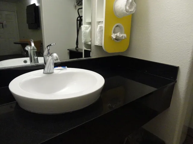 غرفة سيغنتشر بسرير كينج لذوي الإعاقة، Motel 6 Monterey Downtown 9/10
