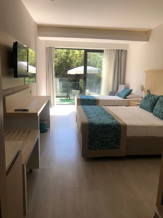 غرفة قياسية بسرير مزدوج وسرير فردي بإطلالة على الحديقة بشرفة، Pirates Park Resort 2/2
