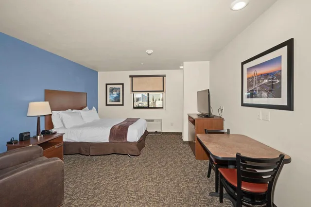 غرفة بسرير كوين، MainStay Suites Spokane Valley, WA 3/6