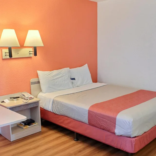 1 Full Bed - ADA/RI Shower/Micfridge، Motel6 Atascadero, CA 9/10