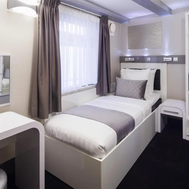 غرفة مفردة، Hotel CC 6/15