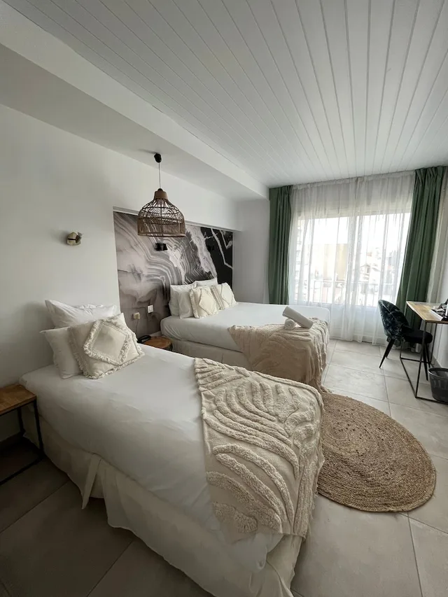غرفة ثلاثية بسرير مزدوج وسرير فردي، Hôtel Les Sables 1/6