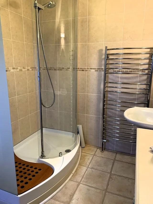 كوخ فاخر بسرير كينج وسرير فردي، Robeanne House - Guest house 5/6