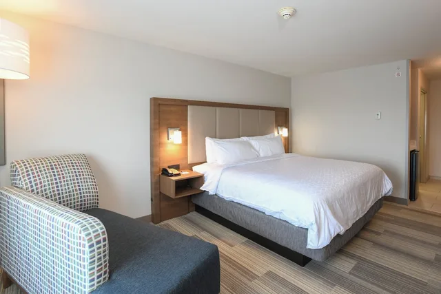 Standard, King Bed, Accessible, Holiday Inn Express Hotel Suites Richwood Cincinnati South 1/5