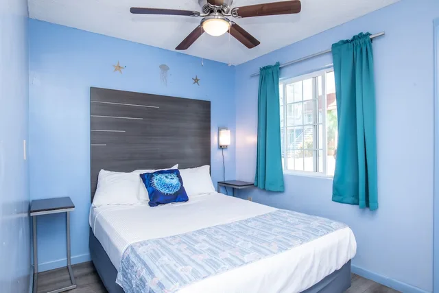 2 Bedrooms, Suite, 1 Queen and 2 Double Beds, Sofa, Kitchen, Aqua Breeze Inn 1/2