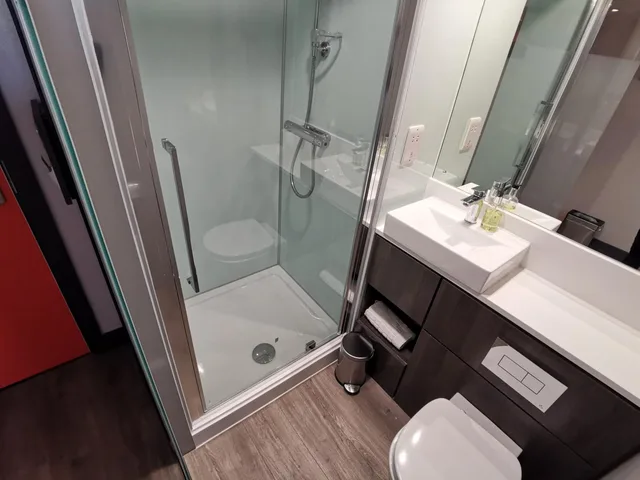 غرفة بسريرين منفصلين، easyHotel Sheffield City Centre 6/6