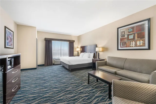 جناح بسرير كينج مع أريكة بحوض استحمام لذوي الإعاقة، Best Western Plus Eastgate Inn & Suites 2/3