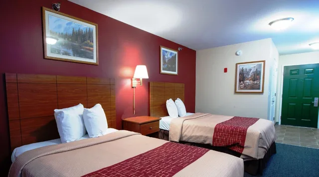 جناح بسريرين مزدوجين بمطبخ صغير لذوي الإعاقة، Red Roof Inn And Suites Dickinson 4/8