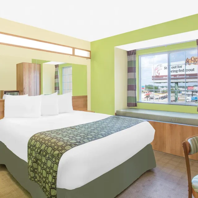 جناح استوديو بسرير كوين مع أريكة، Microtel Inn Suites By Wyndham Tuscumbia Muscle Shoals 8/10