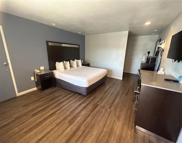 2 Queen Beds Suite, Non-Smoking, Micfridge، Motel6 Yuba City, CA 2/6