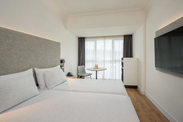 Connecting, Innside, Double and Twin Beds، Hotel San Sebastian Orly, Affiliated by Melia 4/8