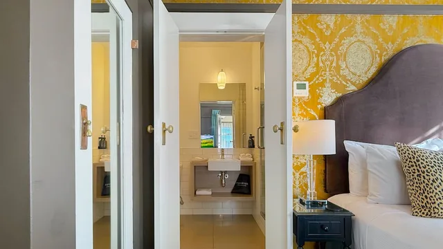 جناح ملكي بسرير كينج بإطلالة جزئية على البحر، Art Deco Masonic Hotel 5/7