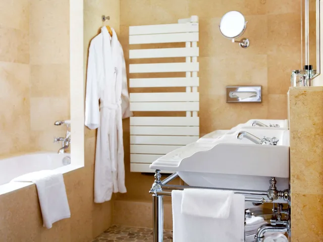 غرفة بريستيج بسريرين منفصلين وسرير كينج، Cour du Corbeau Hotel Strasbourg - MGallery Collection 7/7
