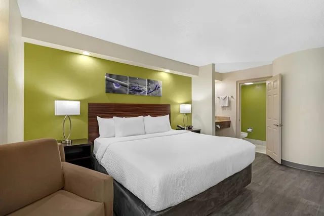 غرفة قياسية بسرير كينج، Sleep Inn near Busch Gardens - USF 6/10