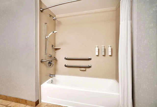 استوديو بسرير كينج مع أريكة بمطبخ صغير لذوي الإعاقة، Hampton Inn New Smyrna Beach 9/9