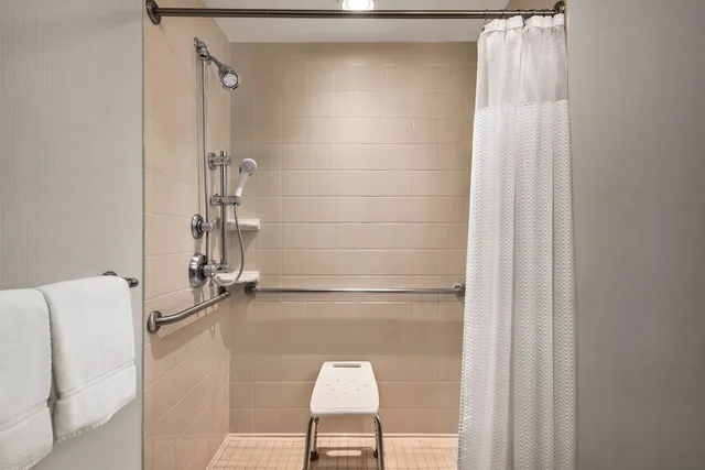 غرفة بسريرين كوين لذوي الإعاقة، Courtyard Madison West Middleton 6/6
